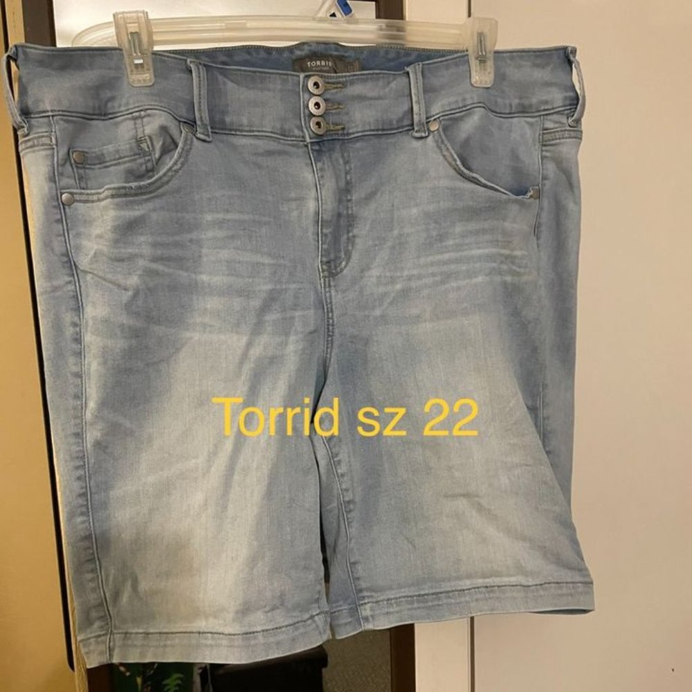 sz22 Torrid Bermuda shorts